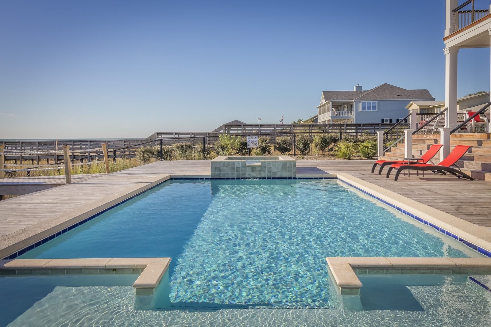 Swimming pool filtration system and pump